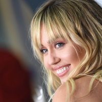 ¡De impacto! Miley Cyrus genera polémica por esto que se ve en su postal. ¿Qué es?