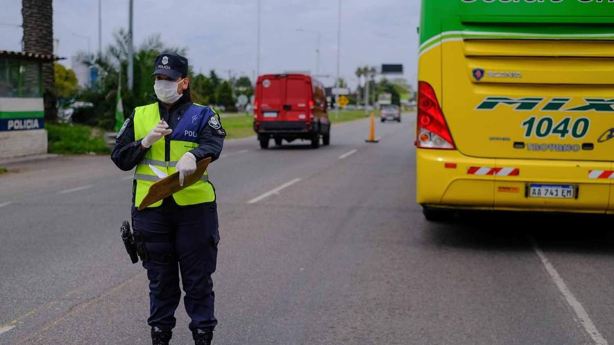 La policía bonaerense en un puesto de control sanitario. Fuente: (Twitter)