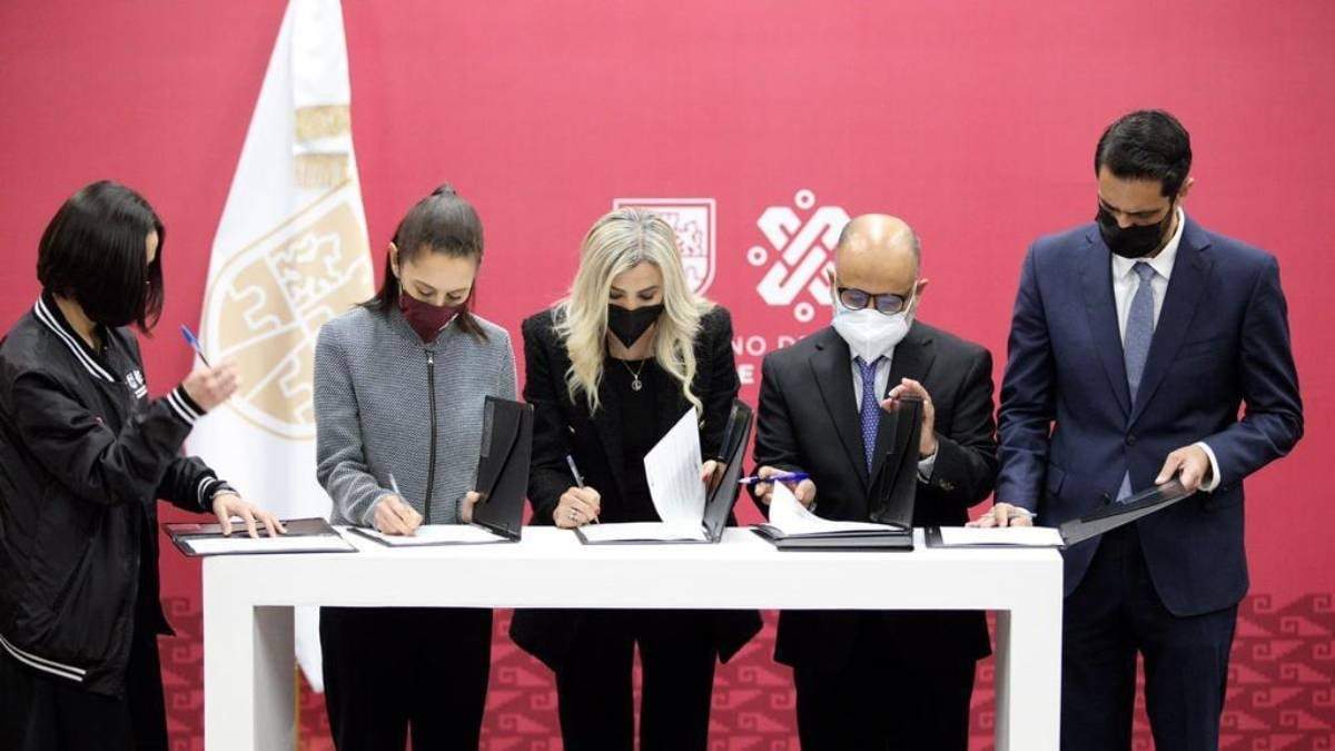 Claudia Sheinbaum en la firma del convenio