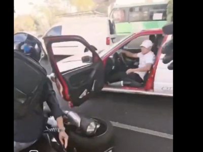 Furia en Periférico: Taxista y motociclista pelean y provocan caos vial (Video)