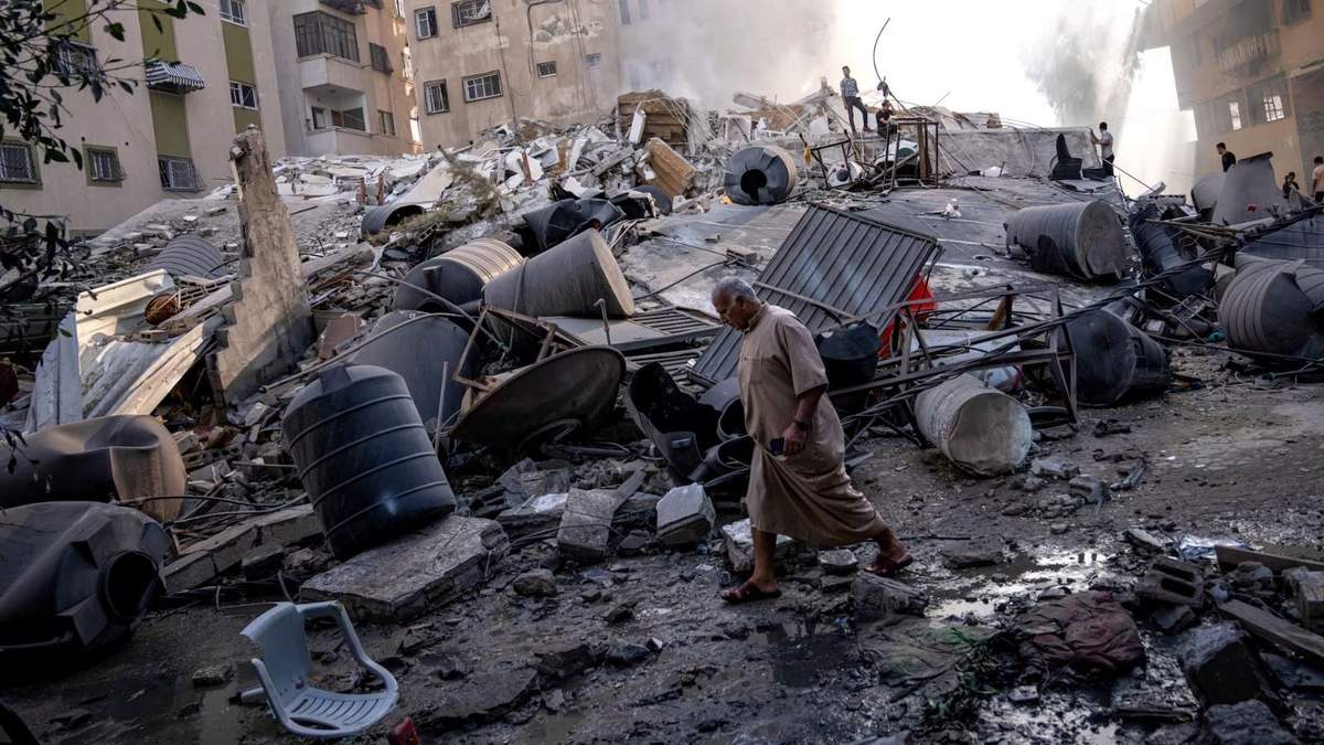 Un palestino pasa ante los restos de un edificio destruido en un ataque israelí en Gaza