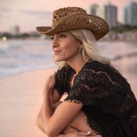 La playa le sienta increíble: el material de Cande Ruggeri que expone al máximo su radiante imagen