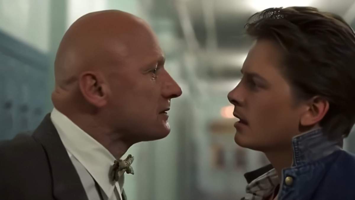 James Tolkan y Michael J. Fox en una escena de Volver al Futuro