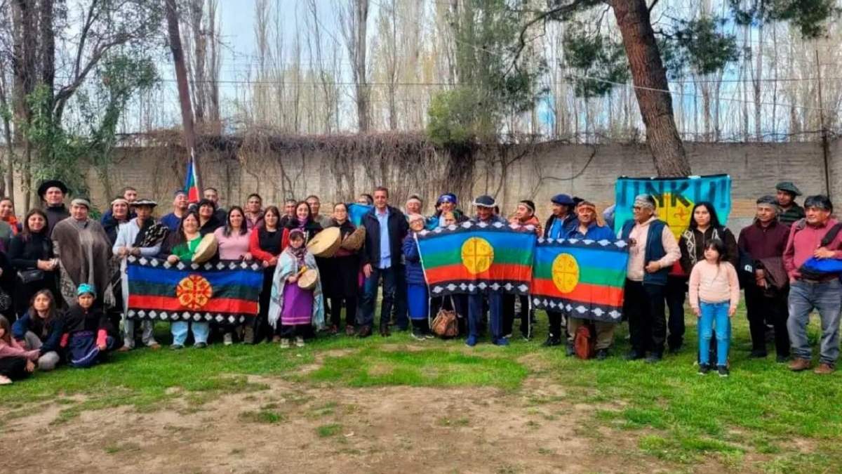 Sergio Massa con integrantes de la comunidad Mapuche de Neuquén. Fuente: (Facebook)