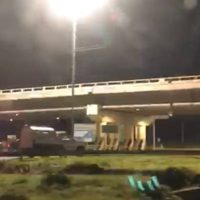 Mujer es raptada por grupo armado y colgada de un puente en Yuriria, Guanajuato