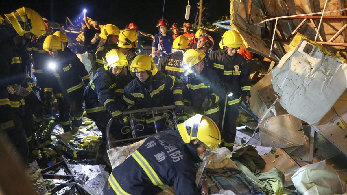 Equipos de rescate buscan sobrevivientes bajo los escombros en la ciudad china de Wuhan. Fuente: (Twitter)