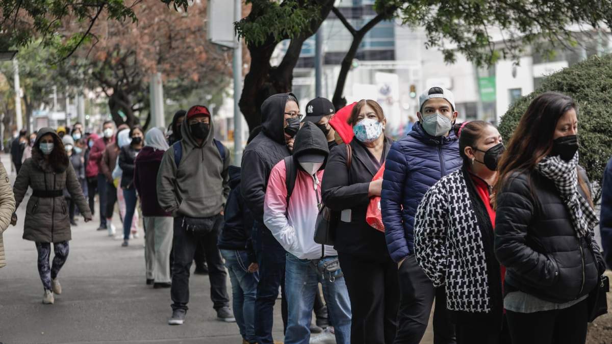 Personas formadas en macro quioscos de la CDMX para realizarse pruebas covid-19