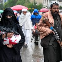 El régimen talibán ordena a las mujeres cubrirse la cara en público y usar el burka