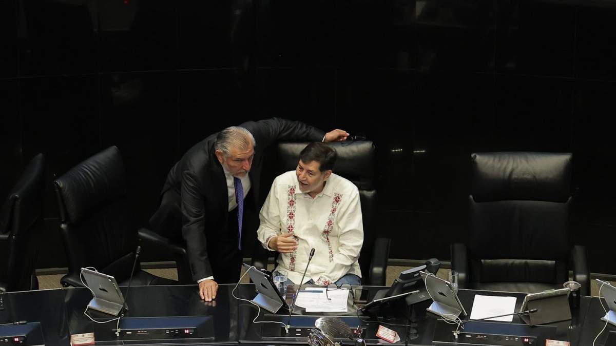 Los senadores morenistas Adán Augusto López y Gerardo Fernández Noroña durante la Comisión Permanente de este miércoles 23 de julio de 2025