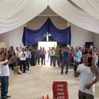 Refresco en mano, indígenas de Bochil acuerdan 'no agresión” (Video)