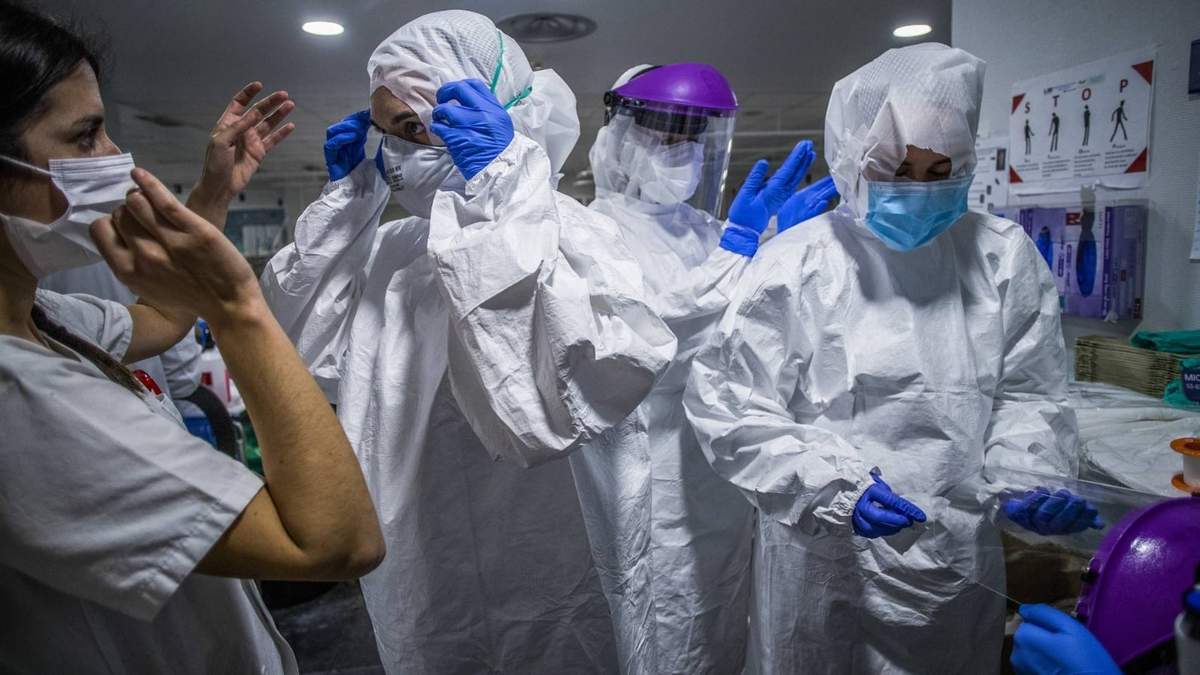 Sanitaristas en la lucha contra el coronavirus. Fuente: (Twitter)