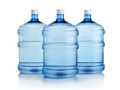 Con pedazos de madera y palos de escoba viejos: creá este portabidón de agua y ya no lo dejarás en cualquier lugar