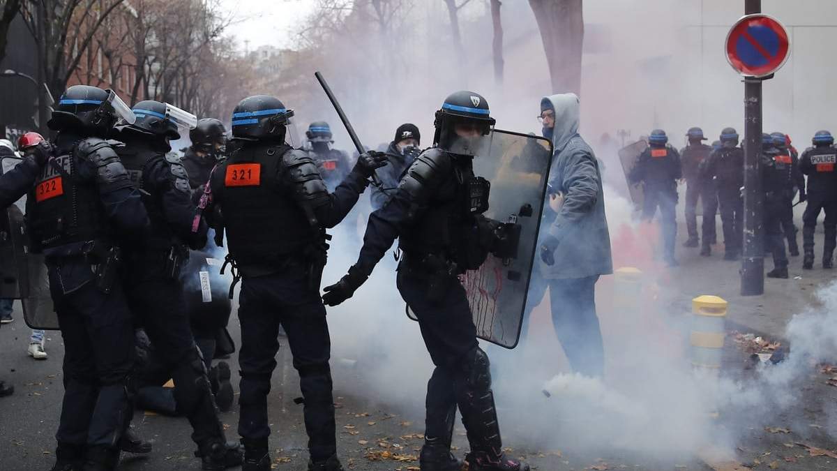 Algunos manifestantes lanzaron objetos a la policía y esta respondió con gases lacrimógenos. Fuente: (Twitter)