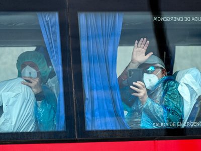 Llega a Madrid el primer avión con personas evacuadas del crucero en donde se registró el brote de hantavirus | FOTOS
