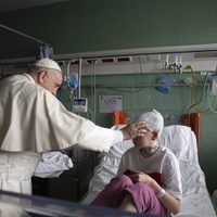 El Papa Francisco visita a los 19 niños ucranianos hospitalizados en Roma