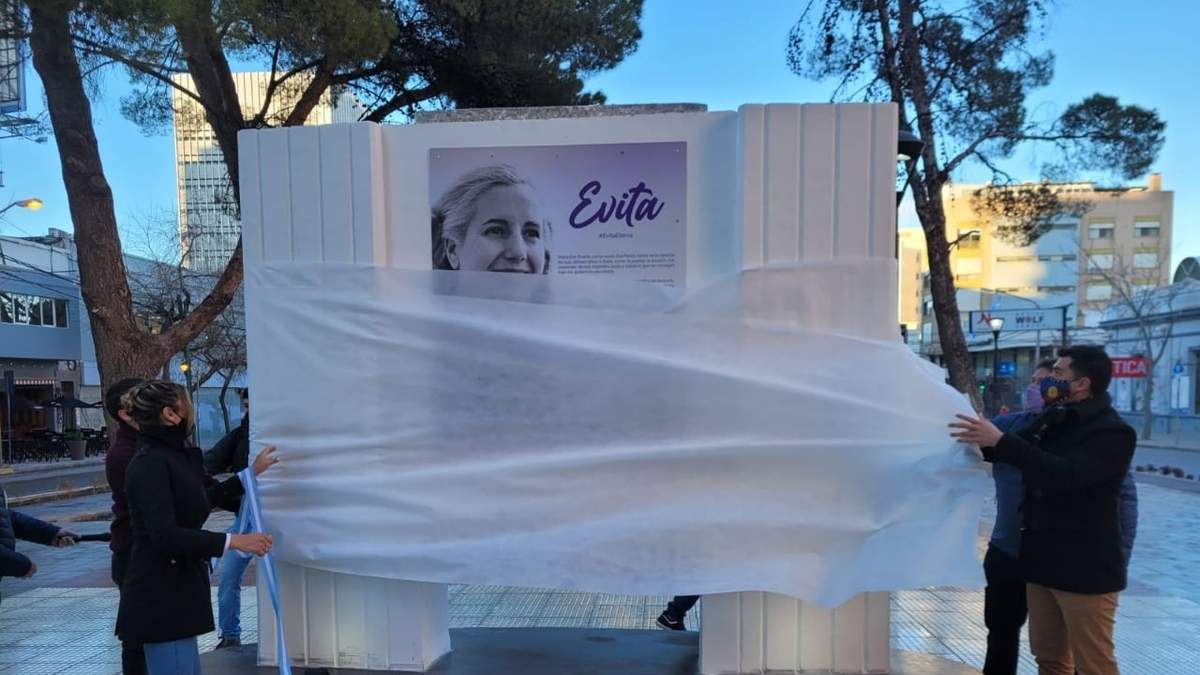 Monumento a Eva Perón en pleno centro de Neuquén Capital. Fuente: (Twitter)
