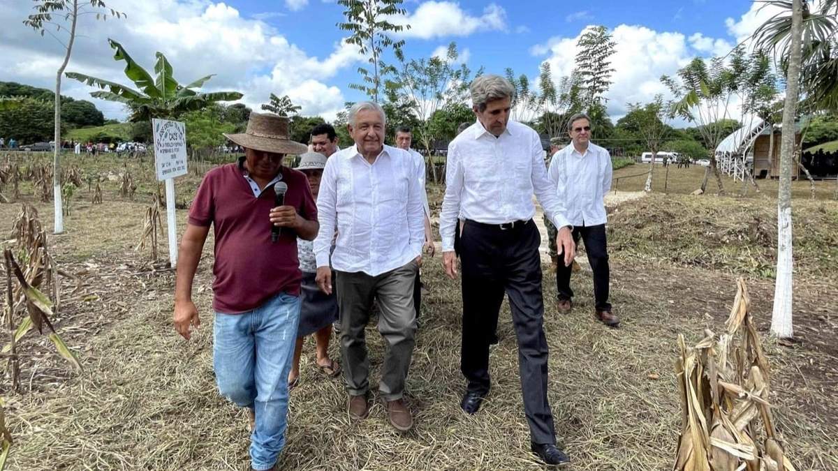 AMLO y Kerry en una reunión en Chipas el año pasado