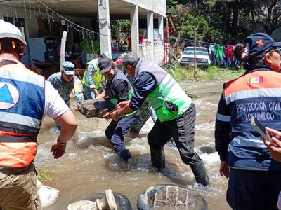 Megafuga de agua afecta 25 viviendas en los límites de Xochimilco y Tlalpan