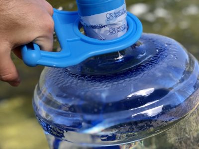 No tires los bidones de agua vacíos: creá este canasto vintage para cualquier rincón de tu casa