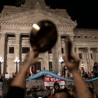 Segunda noche consecutiva de protestas en Argentina contra las medidas económicas de Milei