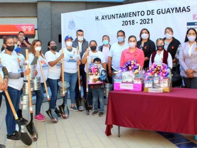 Sonora: Guaymas regala palas y cubetas a mujeres para que busquen a sus desaparecidos