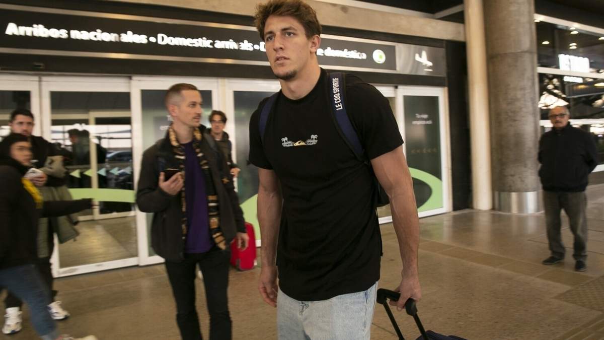 El rugbier francés Oscar Jegou llega al aeropuerto de Buenos Aires procedente de Mendoza el martes 27 de agosto de 2024. Junto a su compañero Hugo Auradou fueron arrestados acusados de violación de una mujer tras el partido de Francia contra Los Pumas jugado en Mendoza