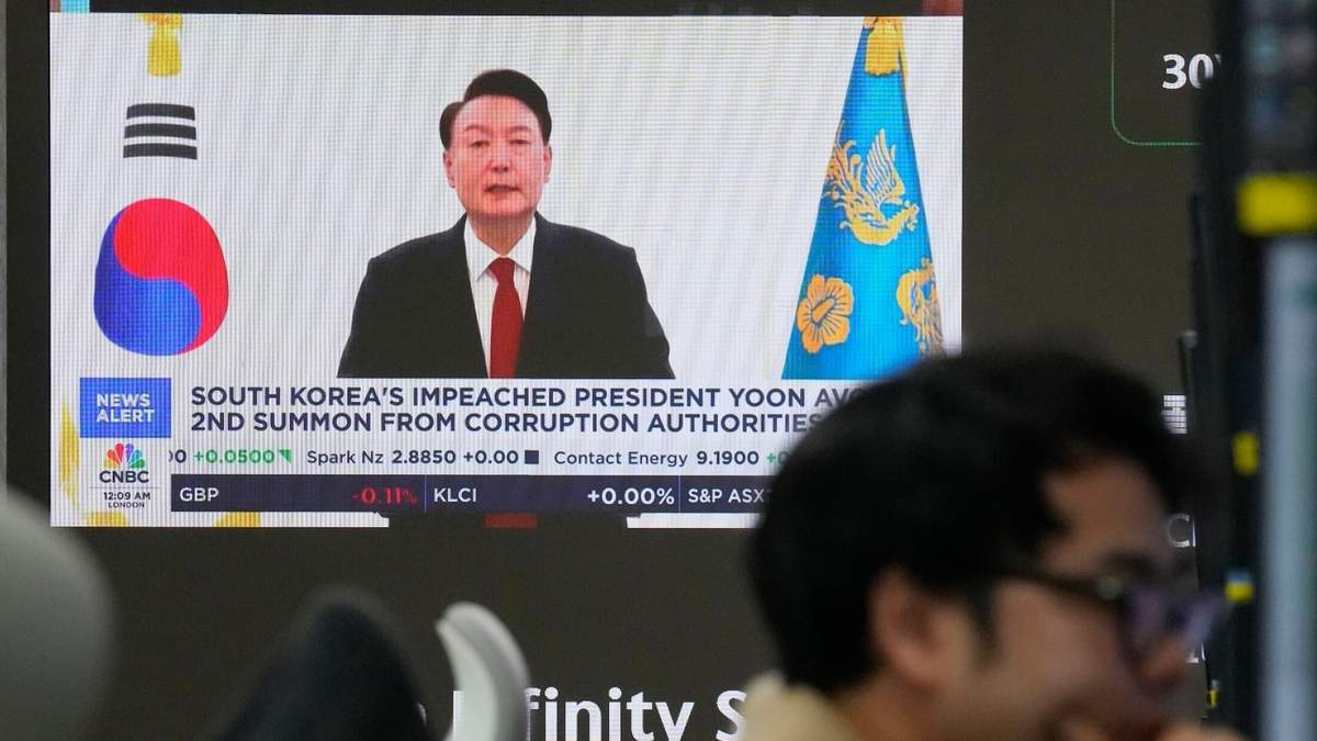 La televisión surcoreana muestra imágenes de archivo de Yoon Suk Yeol