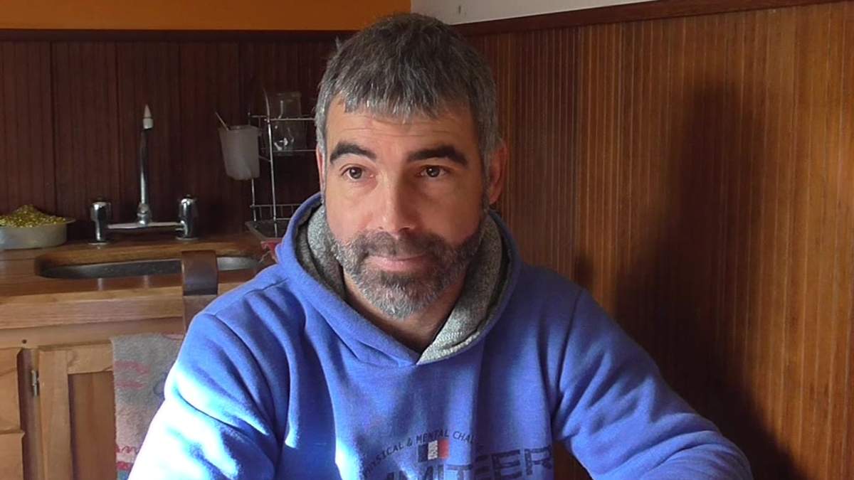 El escritor español varado en Zapala por la cuarentena impulsa un nuevo proyecto. Fuente: (Daniel Signorile)