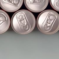 No tires las latas de gaseosa y transformalas en un hermoso contenedor multiuso para tu cocina