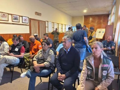 Neuquén suma una cuarta aeronave al combate de los incendios en Valle Magdalena