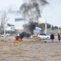 Lo que dejó el corte en ruta 7: un hombre fue arrastrado por un auto y terminó con algunos golpes
