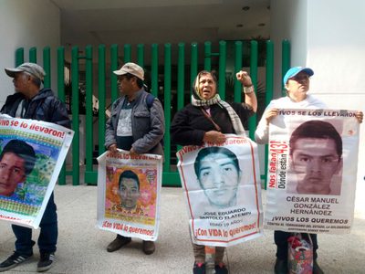 Padres de los 43 de Ayotzinapa protestan en oficinas de la PGR