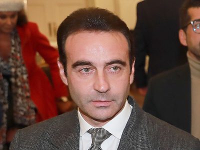 Perdió el pudor: capturan a Enrique Ponce comiéndose a besos a su nueva novia, Ana Soria