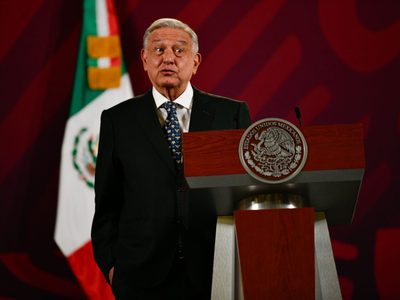 AMLO llama “traidorzuelos” a ministros que acudieron a marcha en defensa de fideicomisos