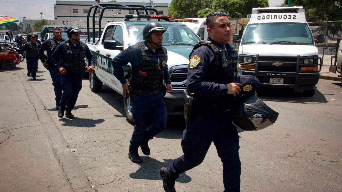 Policías durante la riña al interior del Reclusorio Oriente