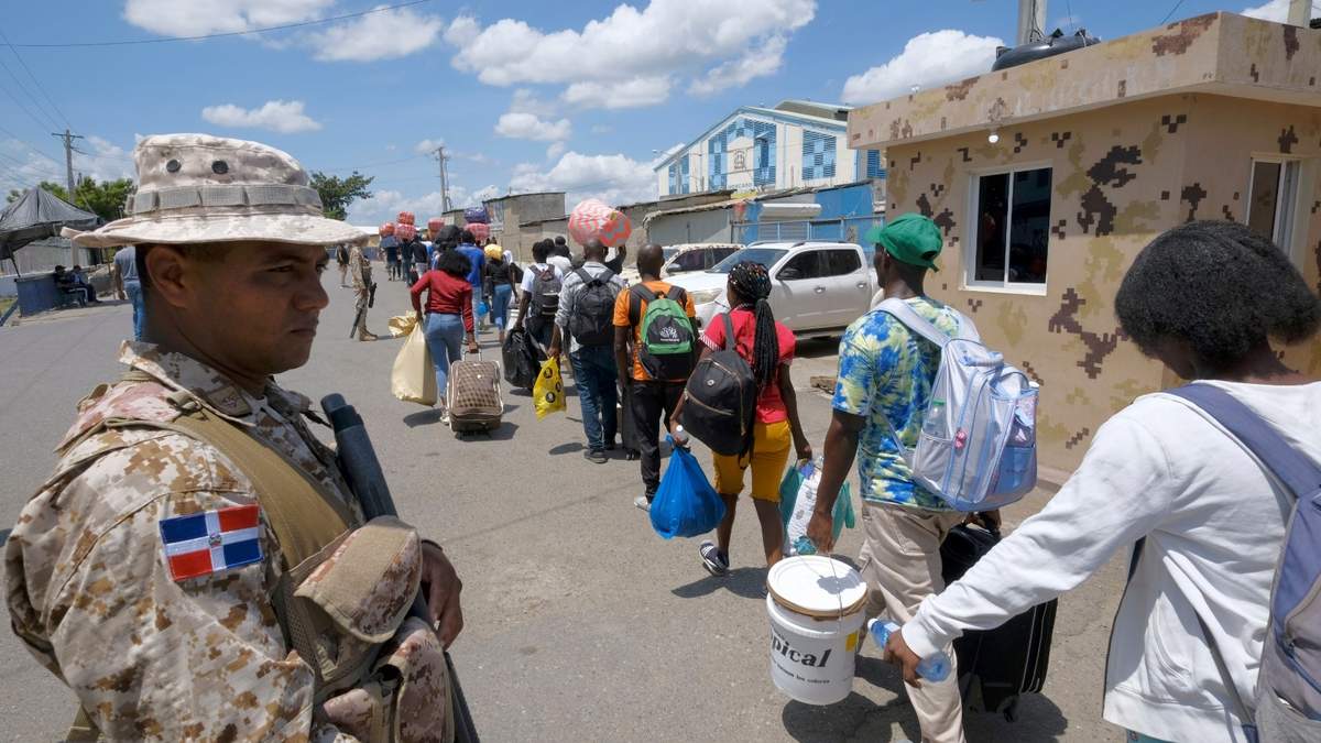 Elementos de las fuerzas de seguridad de República Dominicana montan guardia en un puente fronterizo