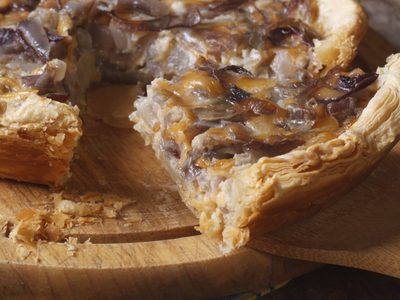 Fácil, rica y cremosa: la receta de la abuela para la mejor tarta dulce de cebollas