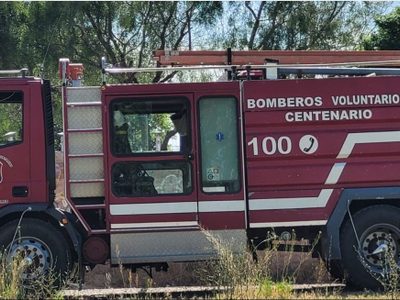 Un incendio destruyó por completo un galpón en una vivienda de Centenario