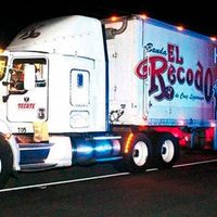 Balean caravana de la banda El Recodo en Michoacán