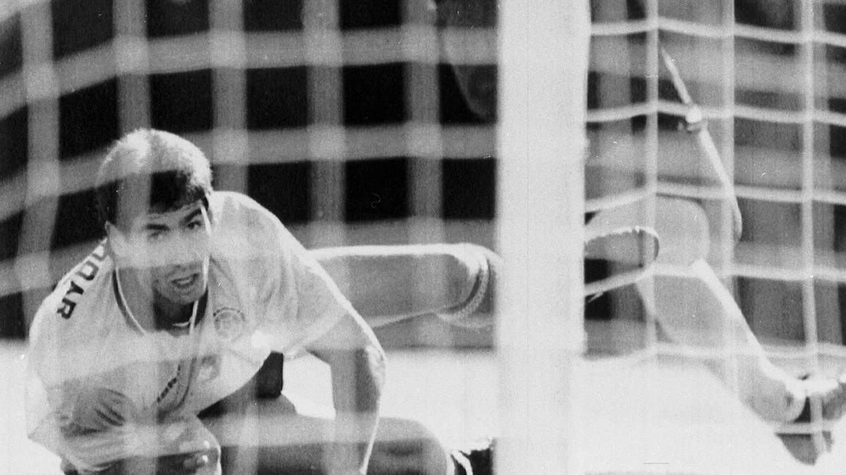 El colombiano Andrés Escobar yace en el suelo y observa cómo un disparo del estadunidense Eric Wynalda no alcanza el arco colombiano durante un partido de la Copa del Mundo en el Rose Bowl en Pasadena, California, el 22 de junio de 1994