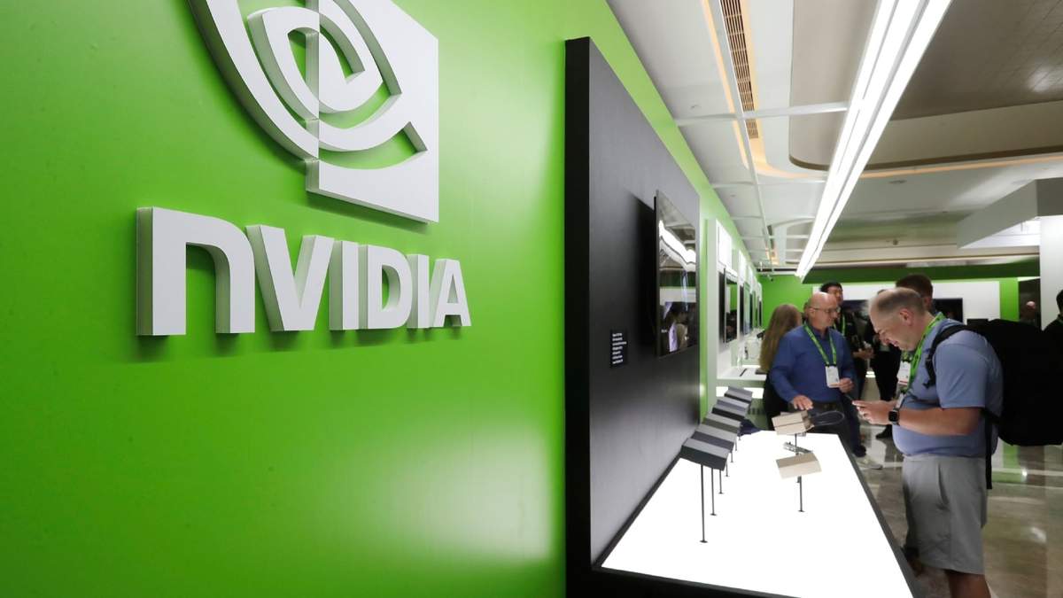 Varias personas miran los nuevos productos de Nvidia en la exhibición Computex 2025 en Taipéi, Taiwán, el miércoles 21 de mayo de 2025