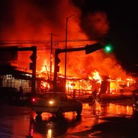 Un incendio consume al menos 20 puestos en la Central de Abastos de Acapulco