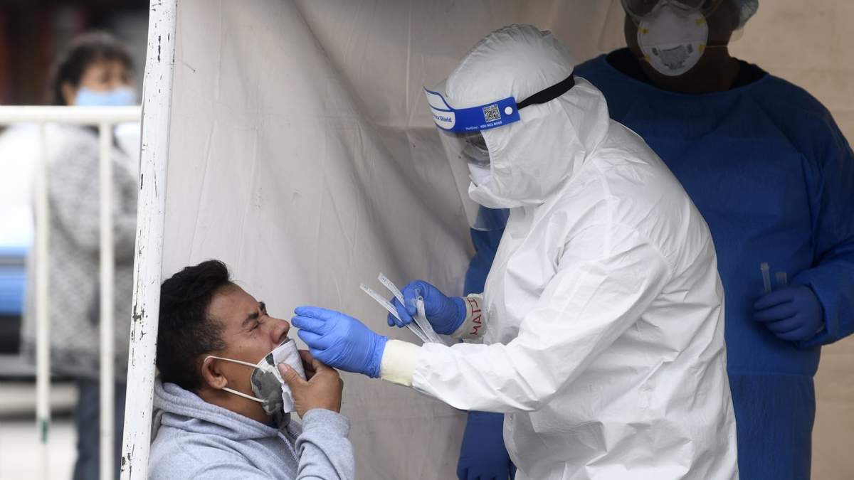 Personal médico realiza una prueba PCR a un hombre en la CDMX