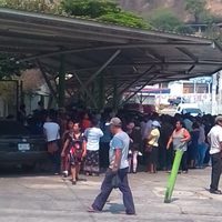 El covid-19 no existe, aseguran pobladores afuera de clínica del IMSS en Motozintla