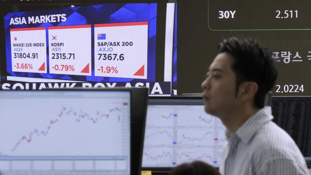 Los índices bursátiles de Japón, Corea del Sur y Australia, vistos en una pantalla mientras un operador de divisas trabaja en la sede del KEB Hana Bank, en Seúl, Corea del Sur, el 9 de abril