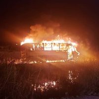 Baja California: incendian dos camiones y cuatro autos con bombas molotov