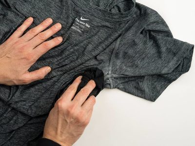 El truco de la abuela para eliminar las manchas de desodorante en la ropa oscura y dejarla como nueva
