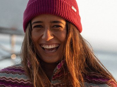 El accesorio noventero que vuelve con todo y le gana la pulseada al gorro de lana: así podés combinarlo