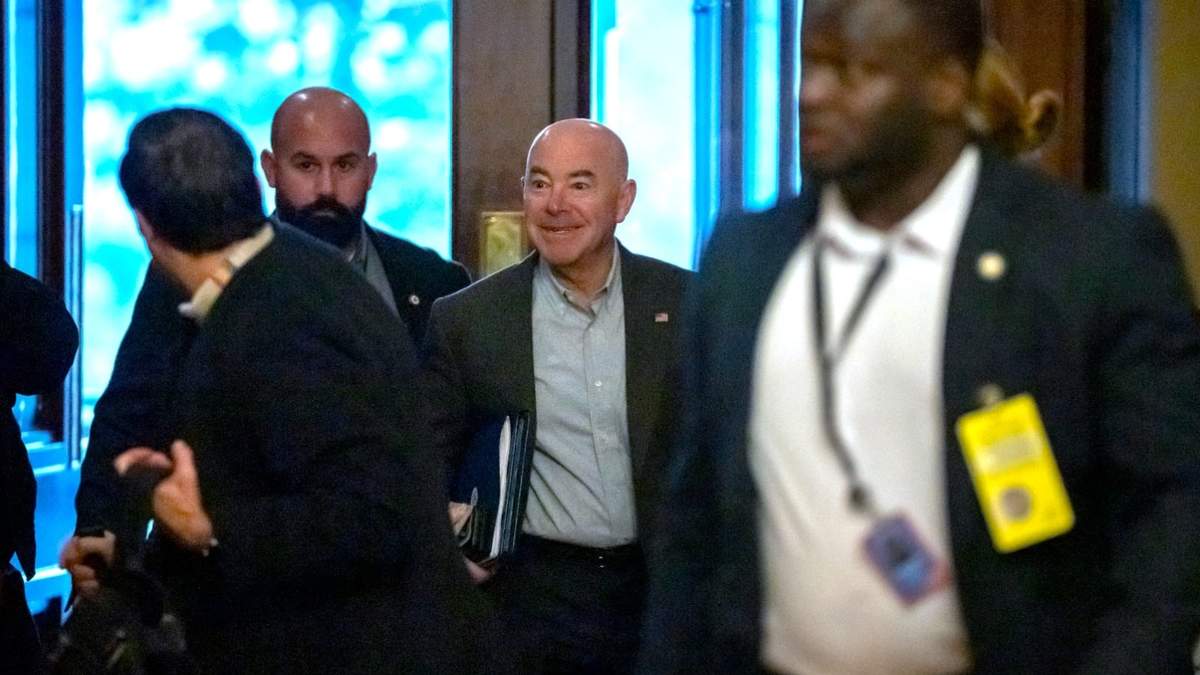 El secretario de Seguridad Nacional Alejandro Mayorkas, al centro, llega al Capitolio para participar en negociaciones a puerta cerrada sobre un acuerdo de seguridad fronteriza este domingo