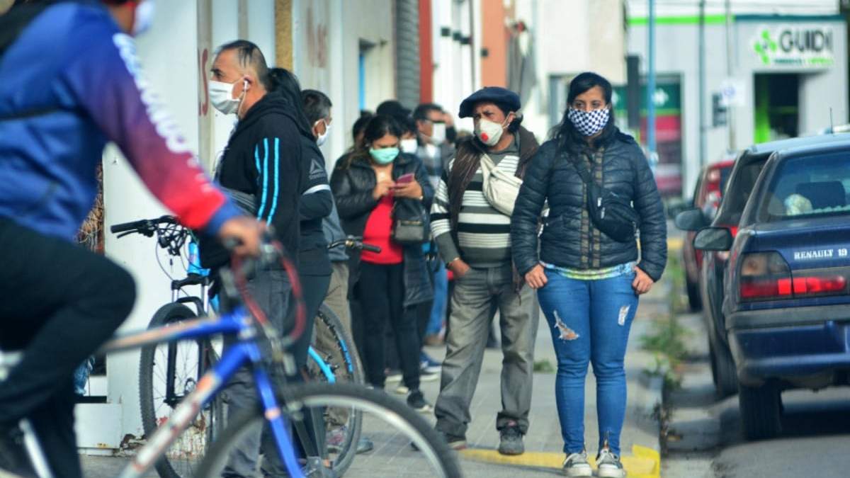 Una multitud circula por la vía pública. Fuente: (Twitter)